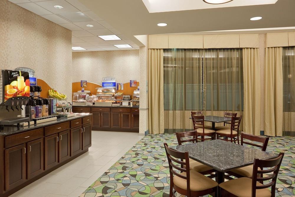 Comfort Inn & Suites Plainville-Foxboro Exterior photo